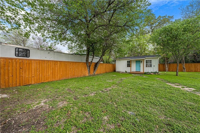 view of yard featuring an outbuilding