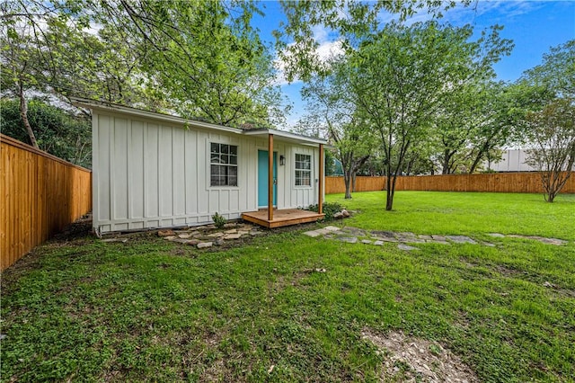 view of yard with an outbuilding