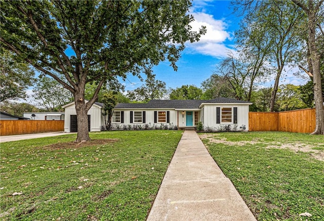 ranch-style home featuring a front lawn