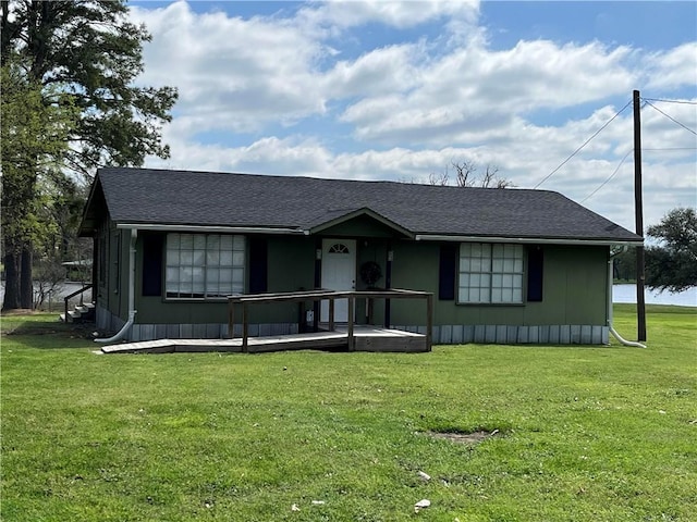 view of front of property featuring a front lawn