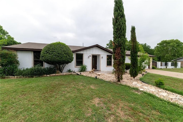 ranch-style house featuring a front yard