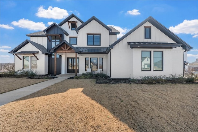 view of front of home featuring a front yard