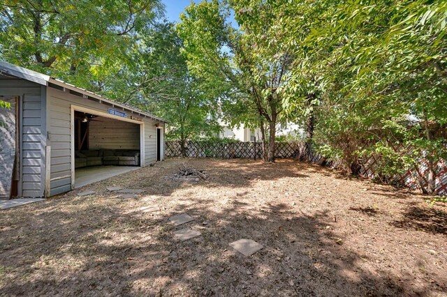 view of yard featuring an outdoor structure