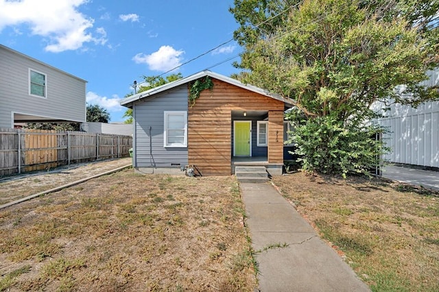 view of front of home featuring a front yard