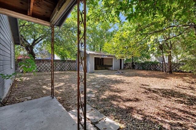 view of yard featuring an outdoor structure