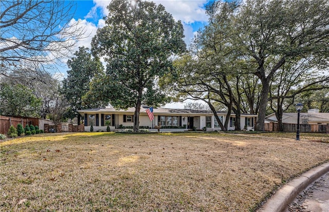 single story home with a front lawn