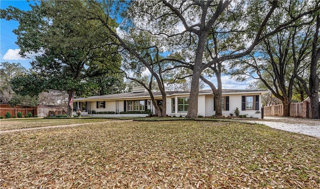 ranch-style house featuring a front lawn