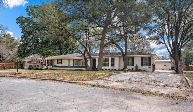 view of front facade featuring a garage