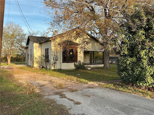 bungalow featuring a front lawn