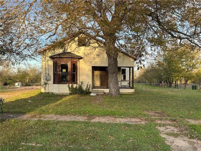 view of front of property featuring a front yard