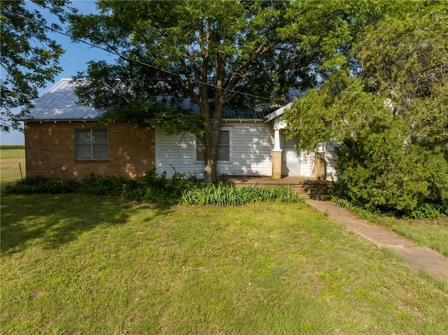 view of front of property with a front lawn