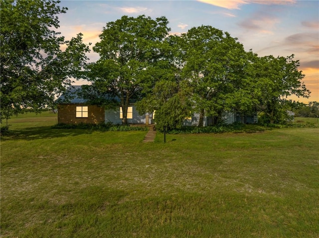 view of yard at dusk