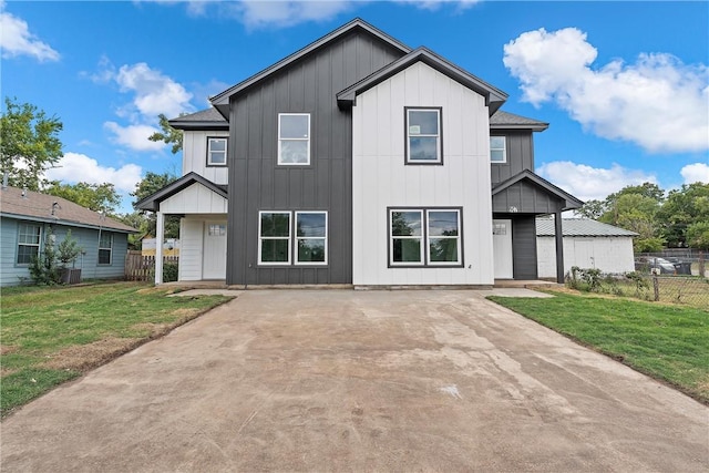 view of front facade featuring a front lawn