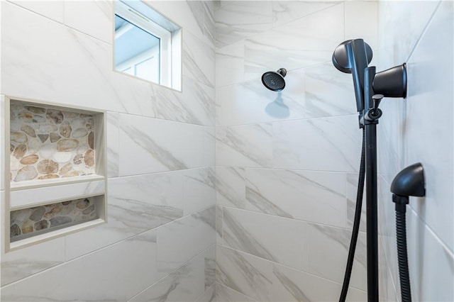 room details featuring a tile shower