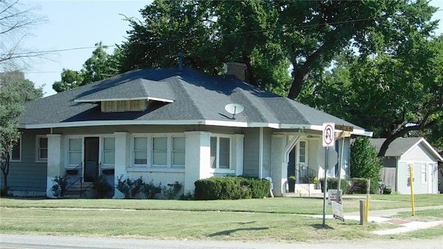 view of front of property with a front lawn