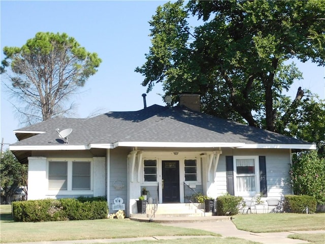 view of front of home featuring a front yard