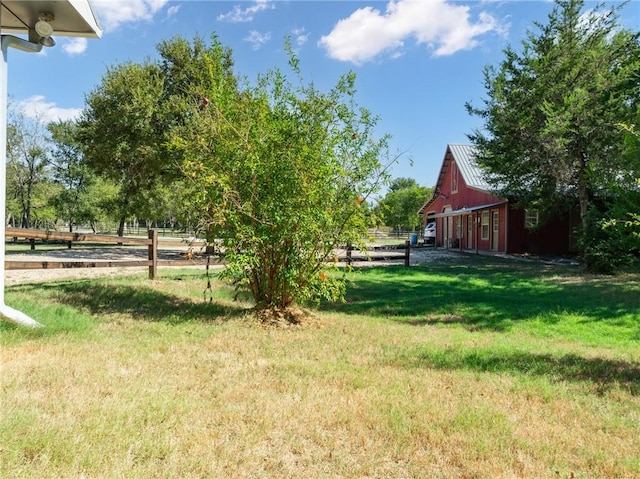 view of yard with an outbuilding