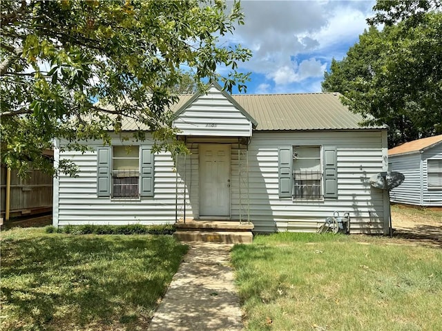 view of front of house with a front yard