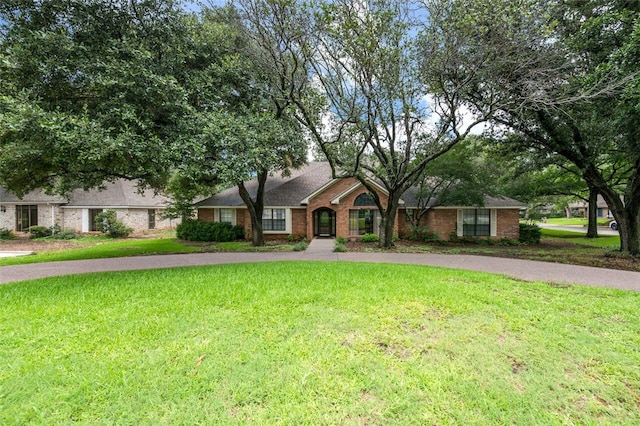 ranch-style house featuring a front yard