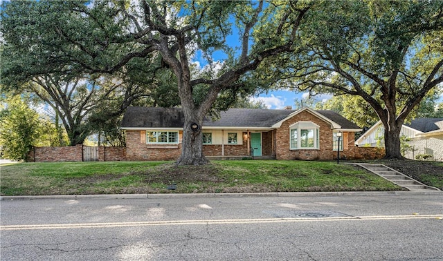 view of front facade featuring a front yard