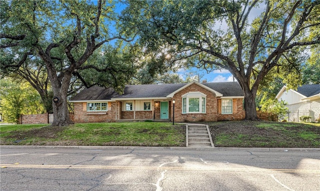 single story home with a front lawn