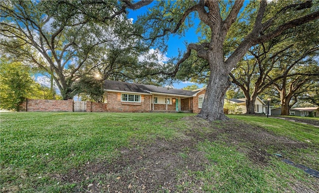 single story home featuring a front lawn