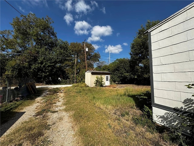 view of yard featuring a shed