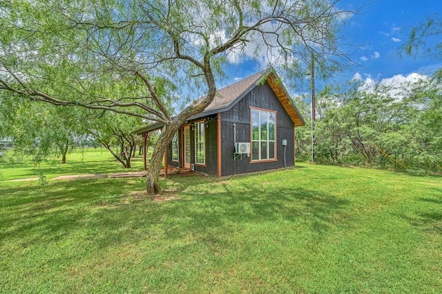 view of side of property featuring an outdoor structure and a yard