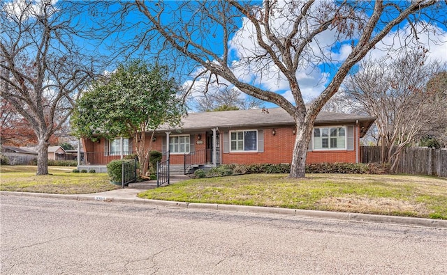 ranch-style house featuring a front yard