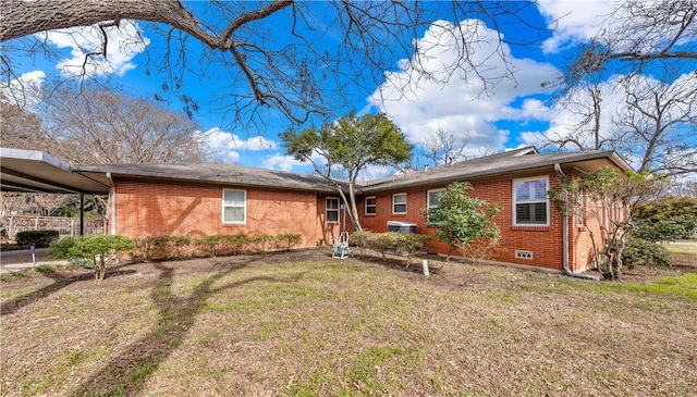 view of front of home with a front lawn