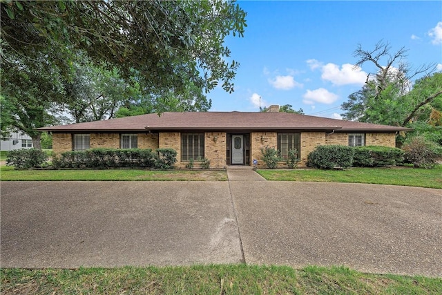 single story home with a front lawn