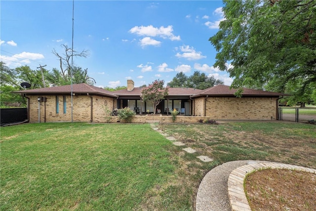 view of front of property featuring a front yard