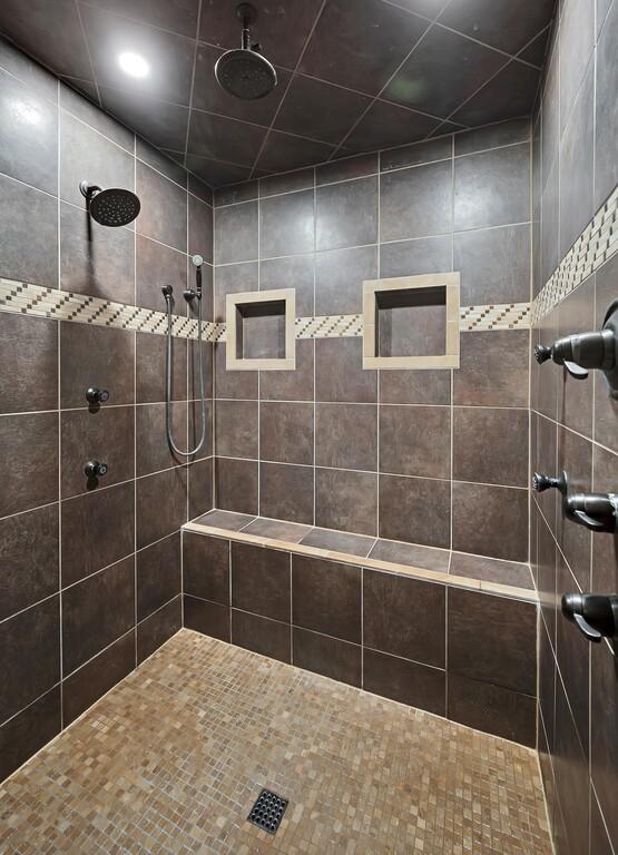 full bath featuring tiled shower