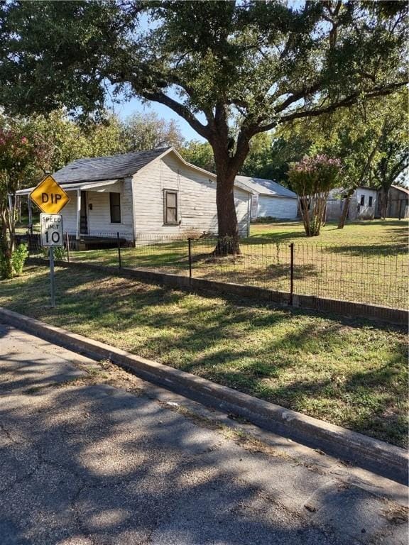 view of front of property featuring a front lawn and covered porch