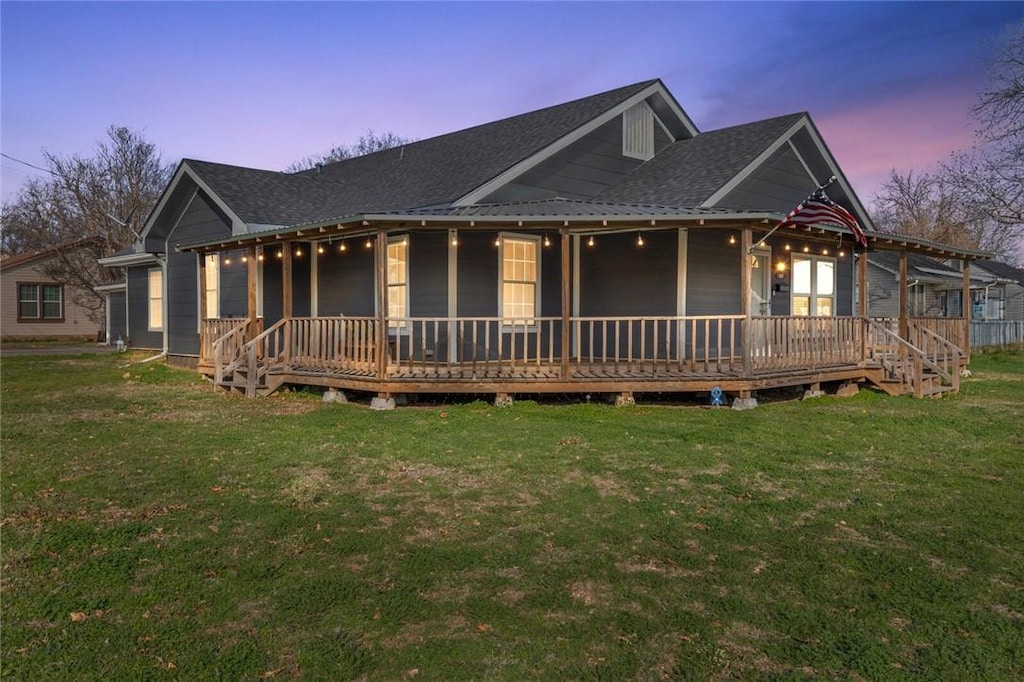 view of front facade with a lawn