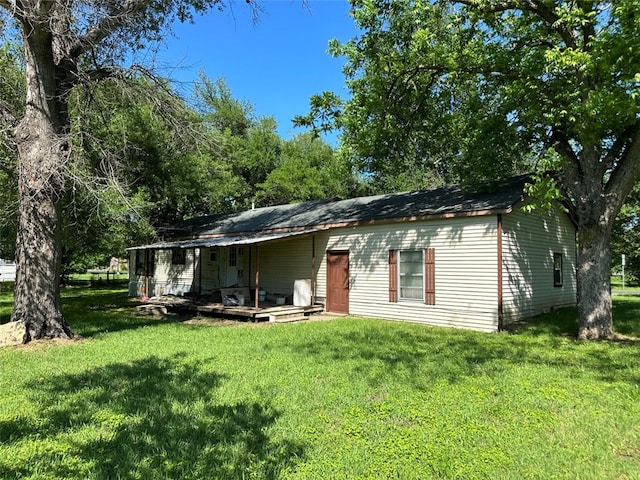 view of front of house featuring a front yard