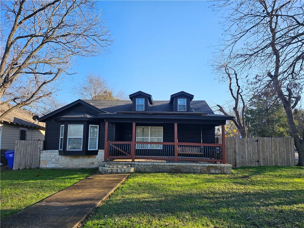 view of front of home featuring a porch and a front yard