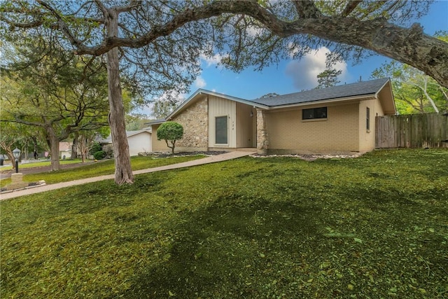 single story home with a front lawn