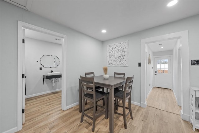 dining space featuring light wood-type flooring, baseboards, and recessed lighting