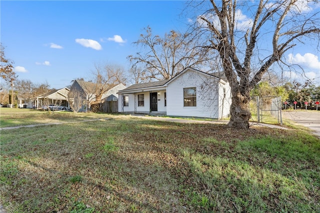 ranch-style home featuring a front lawn and covered porch