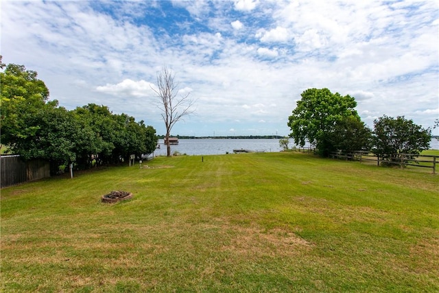 view of yard featuring a water view