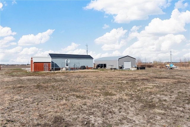 view of yard with an outbuilding