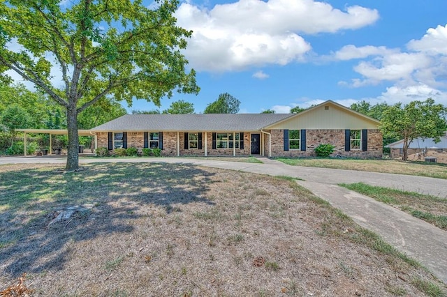 ranch-style house featuring a front lawn