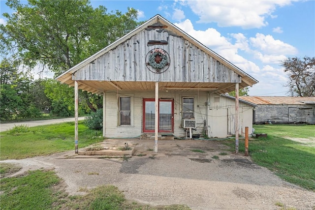 view of front of home with covered porch and a front yard