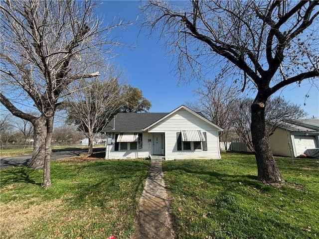 view of front of house featuring a front yard