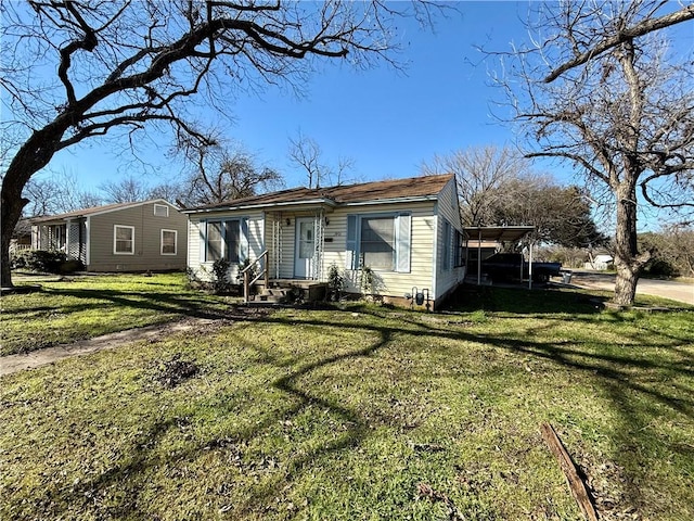 view of front of home with a carport and a front yard