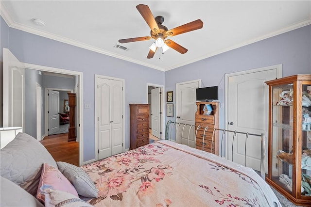 bedroom featuring hardwood / wood-style flooring, ceiling fan, and crown molding