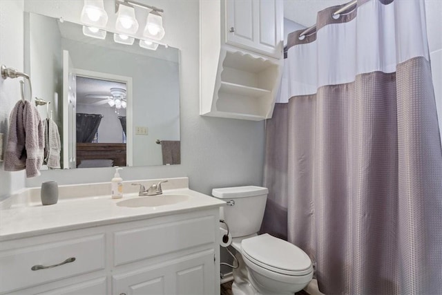 bathroom with a shower with curtain, ceiling fan, vanity, and toilet