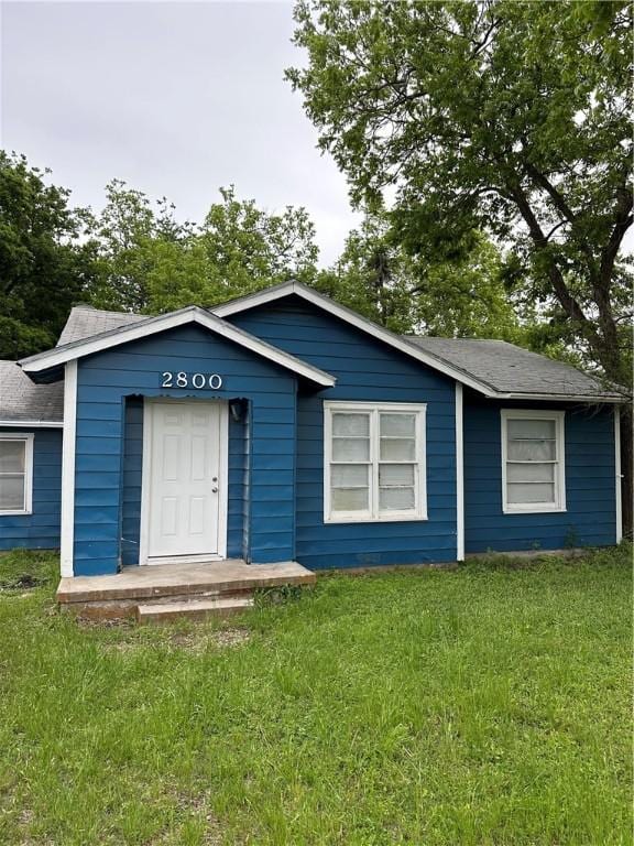 view of front of property featuring a front yard