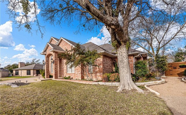 view of front of property with a front yard